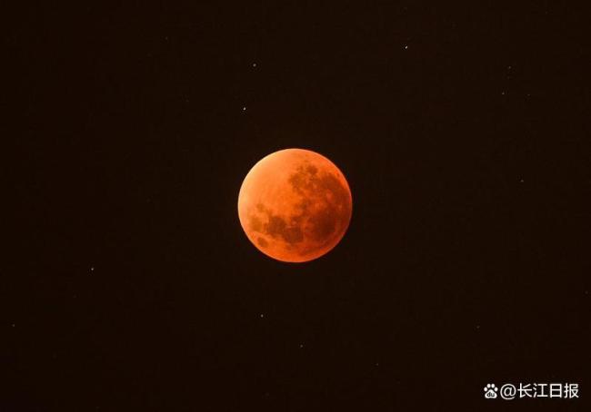 遺憾！“紅月亮”來(lái)了 我國(guó)正值白天 東北可見(jiàn)半影食終