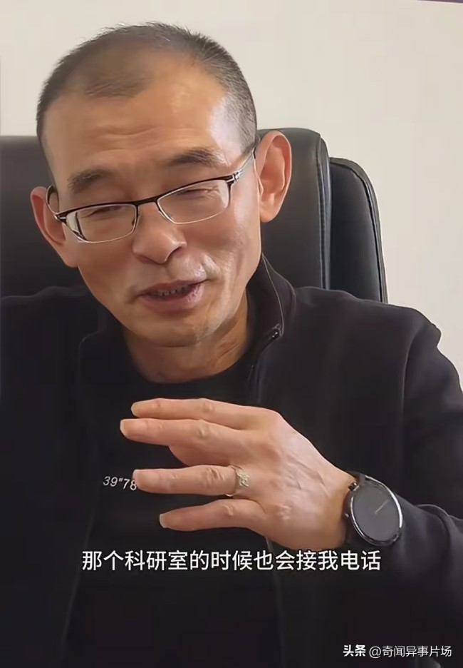 尋親謝爸夸兒子稱祖墳冒青煙 父子終團圓喜極而泣