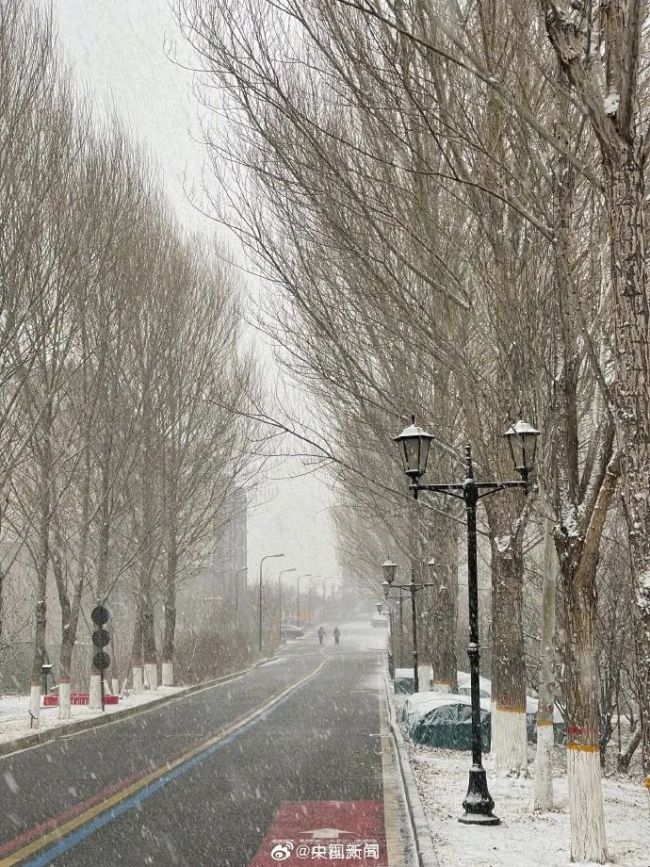 北京北部多地飄雪 道路結冰預警發(fā)布