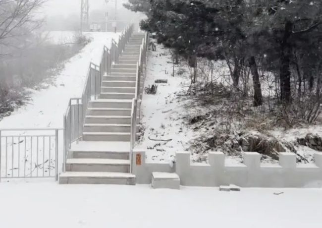 北京北部多地飄雪 道路結冰預警發(fā)布