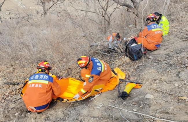 北京：摩托剎車“抱死”撞上護(hù)欄，騎手被甩下15米長山坡 消防緊急救援