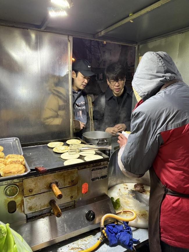 青島姑娘在韓擺攤賣(mài)中國(guó)小吃 街邊美食火爆出圈