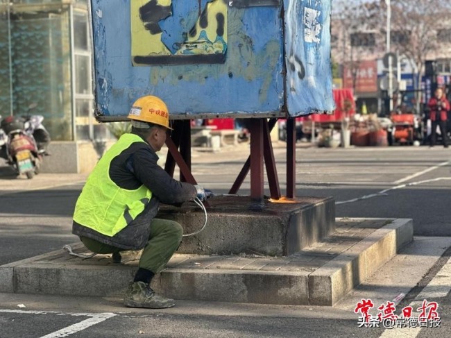  常德大道巨幅广告牌“退役” 交通信号灯“上岗”