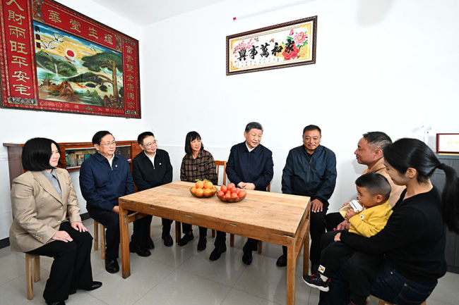 学习进行时｜习近平总书记的“板凳座谈会”