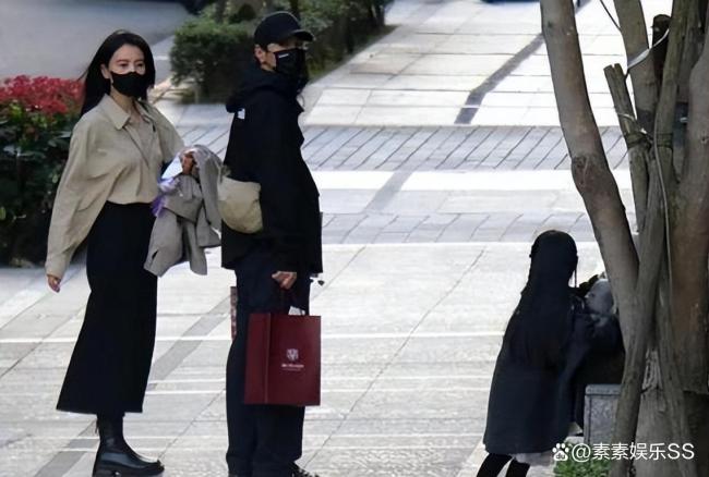 高圓圓趙又廷帶娃逛公園：夫妻摟肩親吻超恩愛,，陪女兒蕩秋千