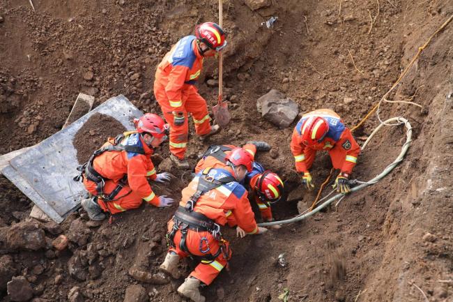 北京一男子清淤遭遇塌陷被困7米深井 七小時生死營救