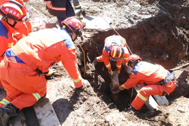 北京一男子清淤遭遇塌陷被困7米深井