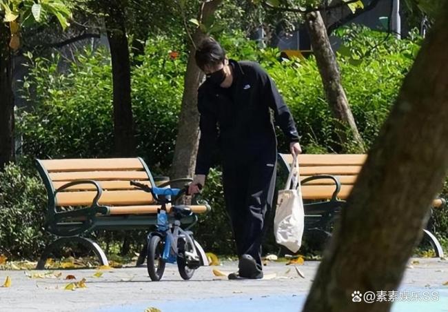 高圓圓趙又廷帶娃逛公園：夫妻摟肩親吻超恩愛(ài)，陪女兒蕩秋千