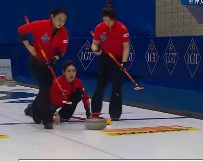 中国女子冰壶队晋级世锦赛半决赛 十四年磨一剑