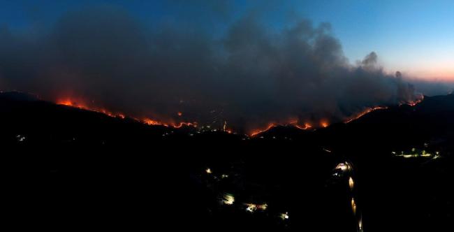 韓國(guó)山火致4人死亡 多地進(jìn)入“災(zāi)難狀態(tài)” 火勢(shì)兇猛引發(fā)緊急響應(yīng)