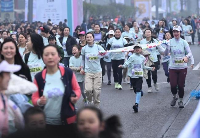 重慶女子半程馬拉松賽開跑 萬名跑者共赴盛會