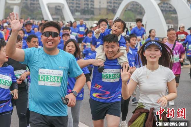 2025江西九江馬拉松開賽 中外跑者共賞廬山美景