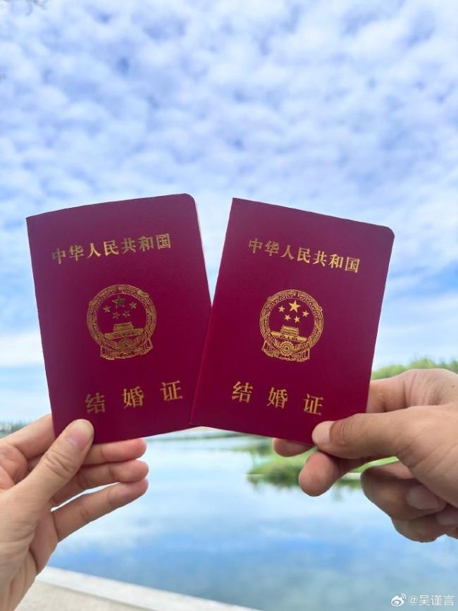 吴谨言产后与洪尧牵手现身医院 幸福一家温馨同行