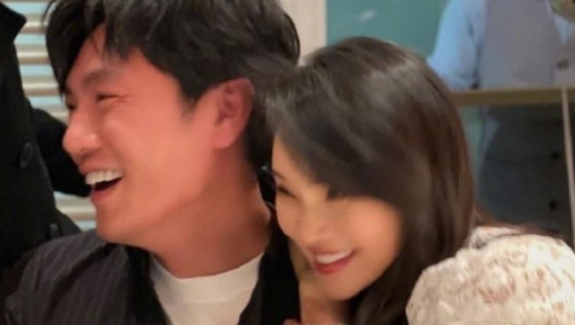 秦昊带女儿逛环球影城 幸福背后的付出与坚守
