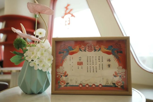 新人為婚書專程飛回成都領(lǐng)證 定制版婚書超出預(yù)期