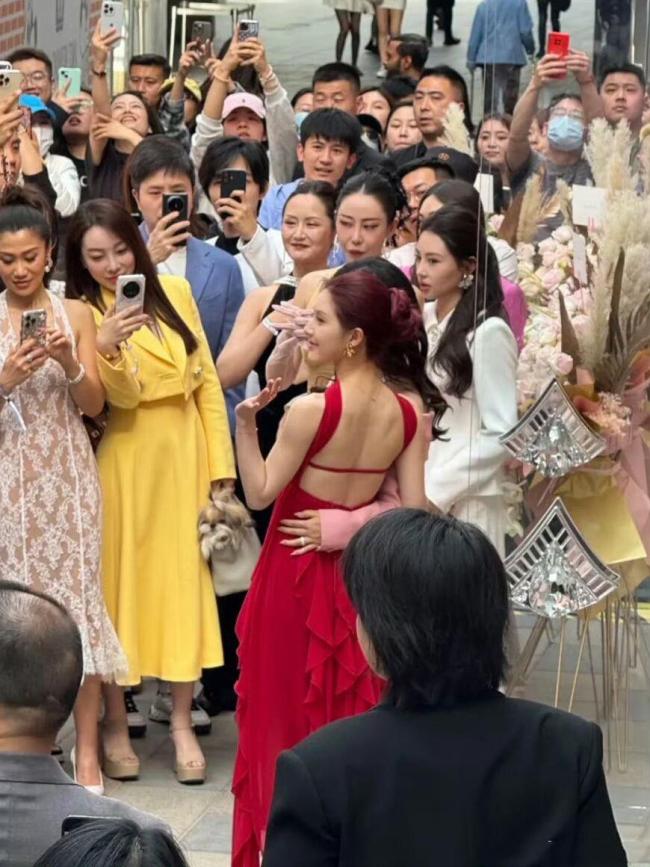 赵露思给好友新店开业当嘉宾 红发酷飒气场全开