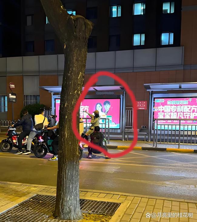 谢娜夜骑到鸟巢给张杰送玫瑰花 真老婆的顶级跋扈