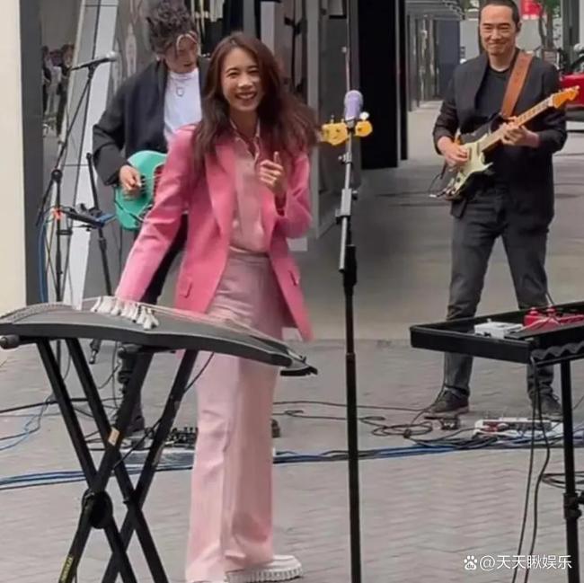 莫文蔚演唱会经典曲目点燃重庆之夜 巨星魅力四射