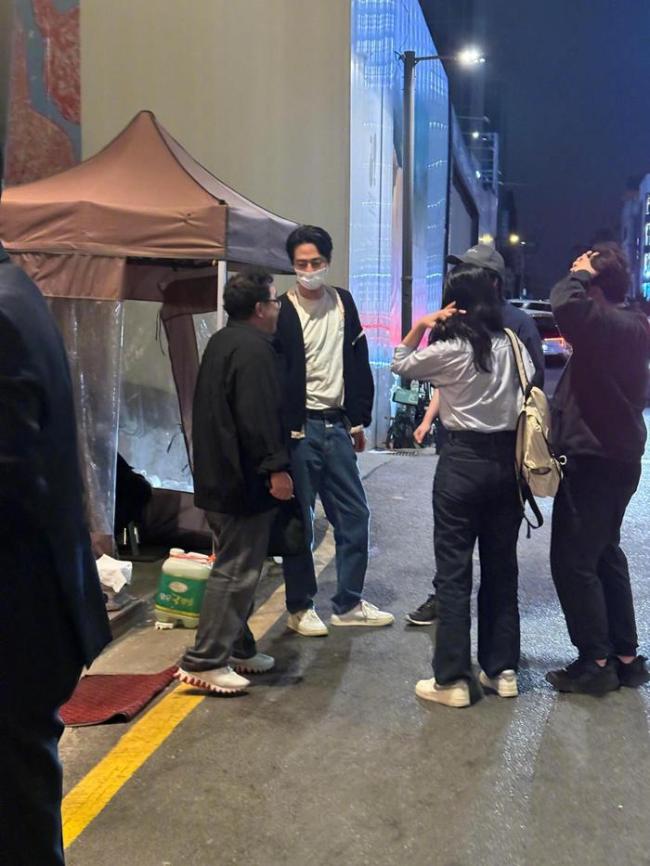 首尔偶遇赵寅成 欧巴高帅亲和力十足