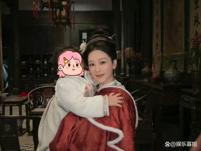 杨紫家业杀青大合照 温婉母性光辉