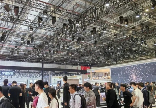 周鸿祎日行两万步横扫上海车展 成为流量中心