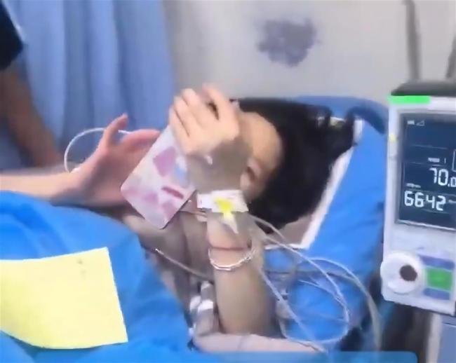 “美人鱼”表演者表演时疑似溺水 低血糖晕倒已送医