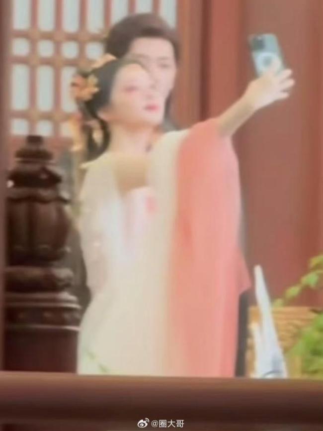 剧集成何体统杀青 主演片场欢乐自拍