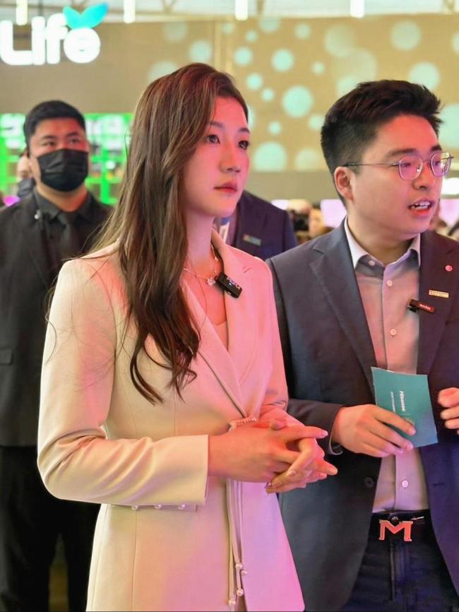 黄晓明身后的是陈梦 国乒女神跨界亮相