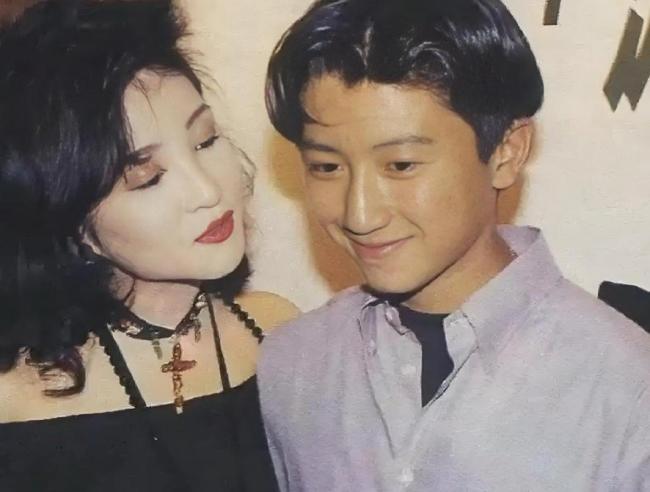谢霆锋带俩儿子吃午饭，他已成偶像，两个儿子穿衣举止都在模仿 演唱会惊喜连连