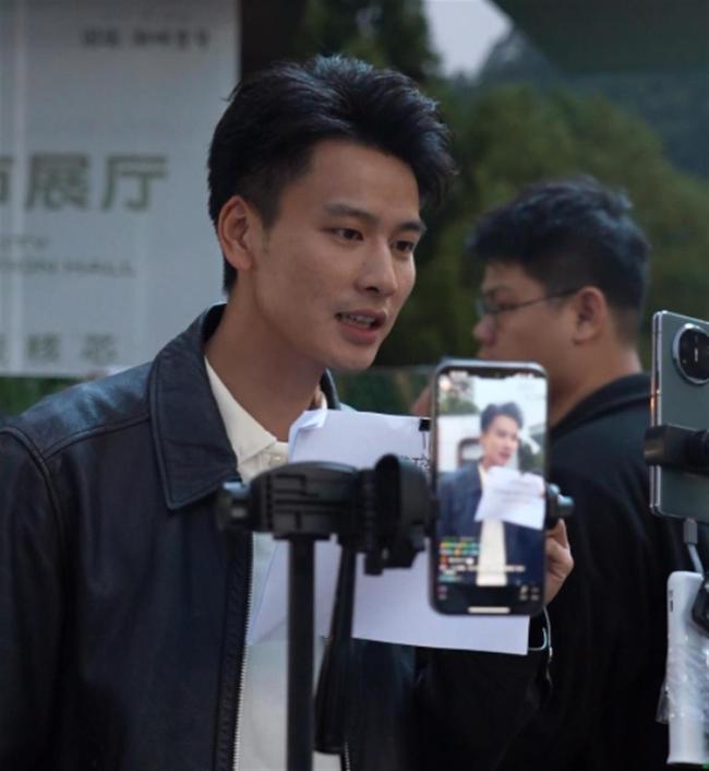 高颜值副镇长摆摊直播把镇上花卖光 意外走红带动销售热潮