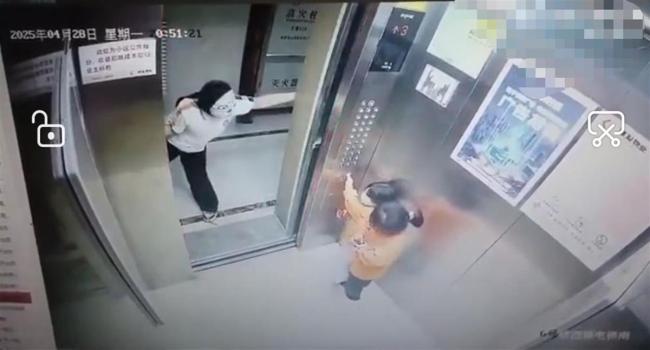 女子戴面具恐嚇小孩后道歉