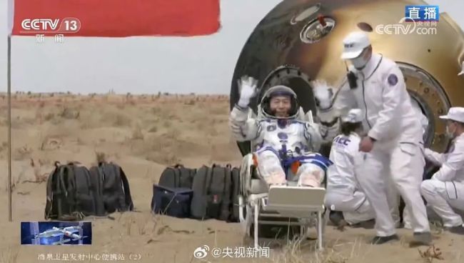 航天员回地球第一顿吃牛肉面和火烧 致敬中国航天人