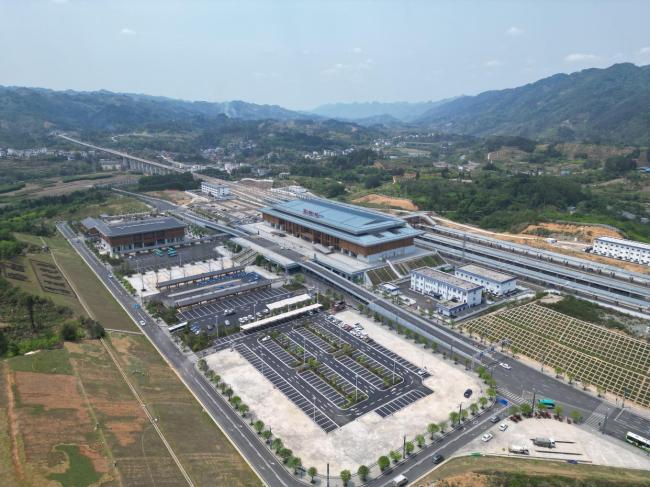 五一人從眾模式又開啟 荔波高鐵站迎客流高峰
