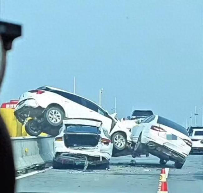 高速大橋變道引發(fā)連環(huán)車禍