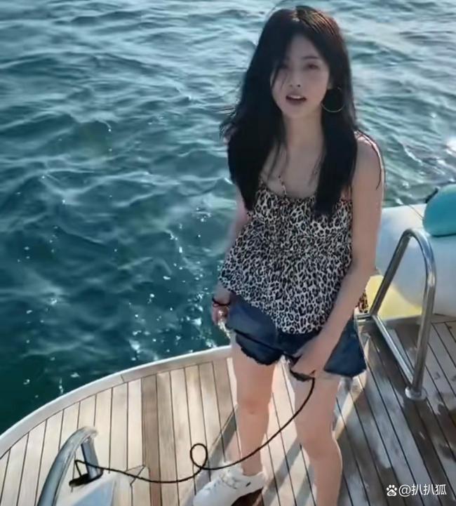 白鹿曬臨江仙劇組團(tuán)建照 女俠救美男引爆熱搜
