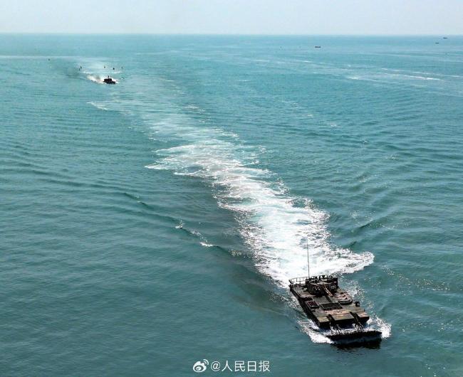 裝甲戰(zhàn)車海上乘風(fēng)破浪畫面