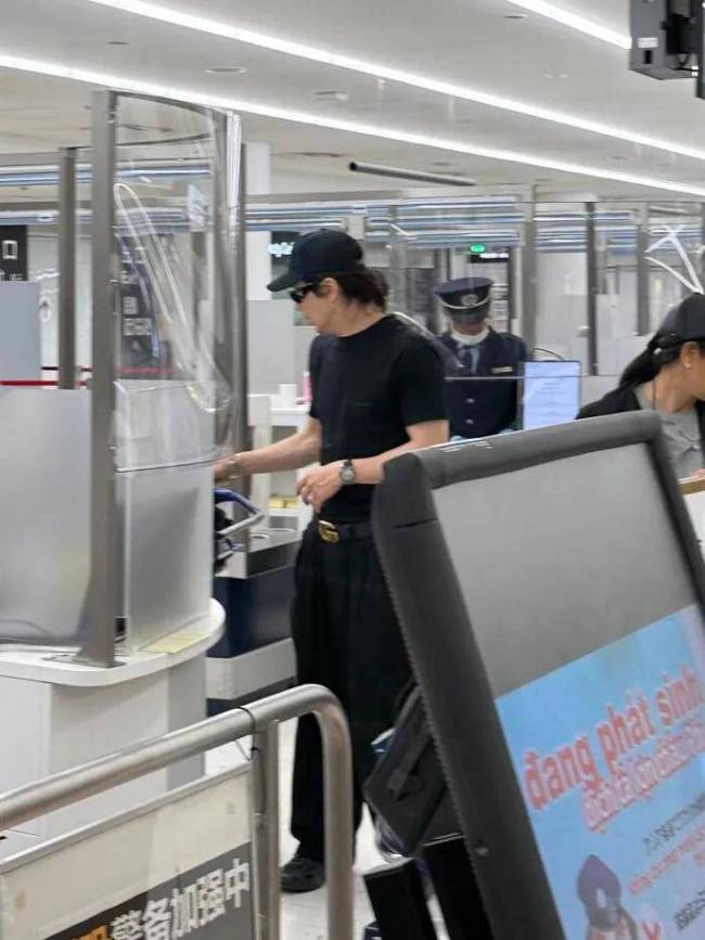 日本機(jī)場(chǎng)偶遇戚薇李承鉉一家 五一溫馨出游