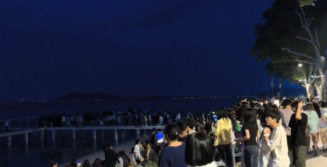 凌晨4點(diǎn)半武漢東湖凌波門(mén)人山人海 五一假期首日游人如織
