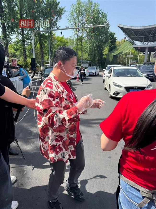 卤鹅哥在高速口给游客投喂卤鹅 诺言成真