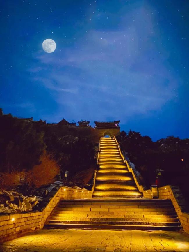 五一凌晨3點(diǎn)泰山人多得走不動(dòng)道 夜爬泰山為何如此火爆