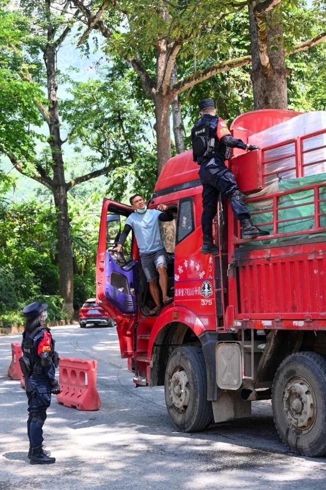 五四獎?wù)旅麊斡?位不能露臉的獲獎?wù)?英雄無名守護(hù)安寧