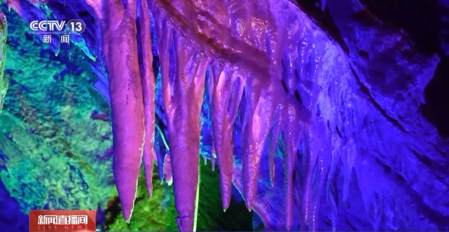 坐船穿越溶洞是种什么体验?