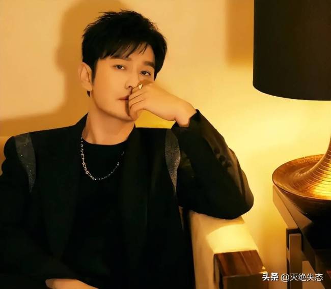 黄晓明腹肌消失术任务执行中 健身转型惊艳众人