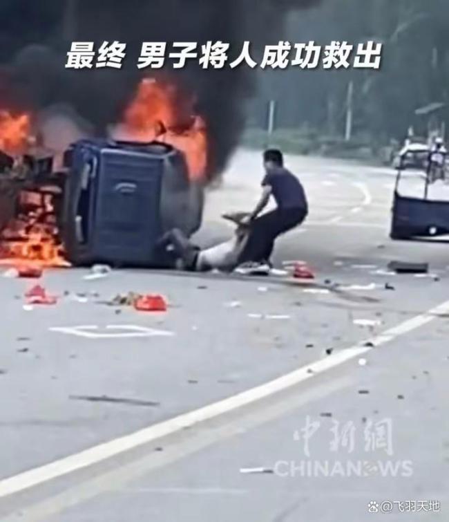 小伙徒手拽車門救出被困司機 生死90秒英勇救人