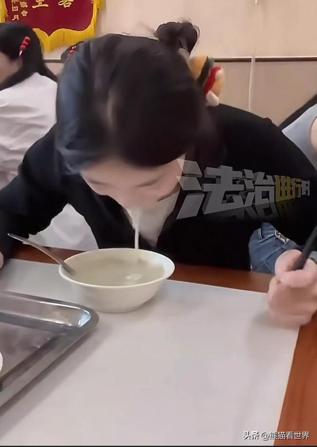 五一來(lái)北京總要嘗試一下豆汁吧 外地人不信邪挑戰(zhàn)