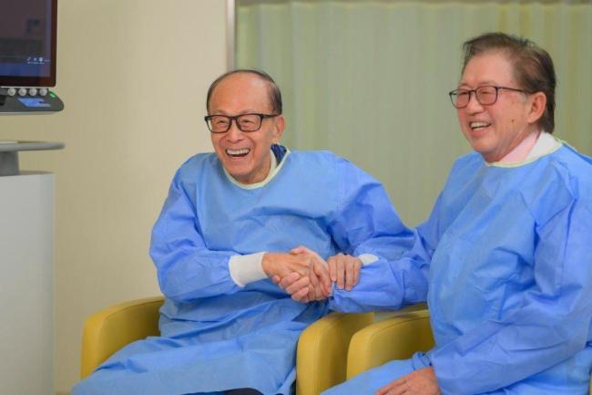 96歲李嘉誠(chéng)終于現(xiàn)身 探訪抗癌新儀器