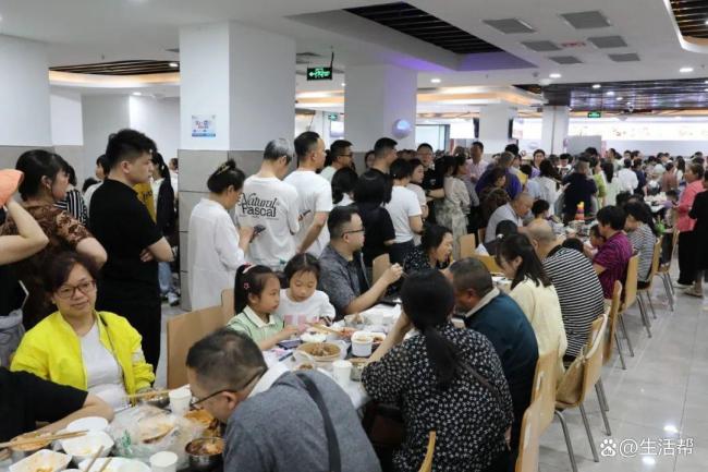 經(jīng)理談榮昌食堂爆滿：飯蒸了1000斤 游客絡(luò)繹不絕