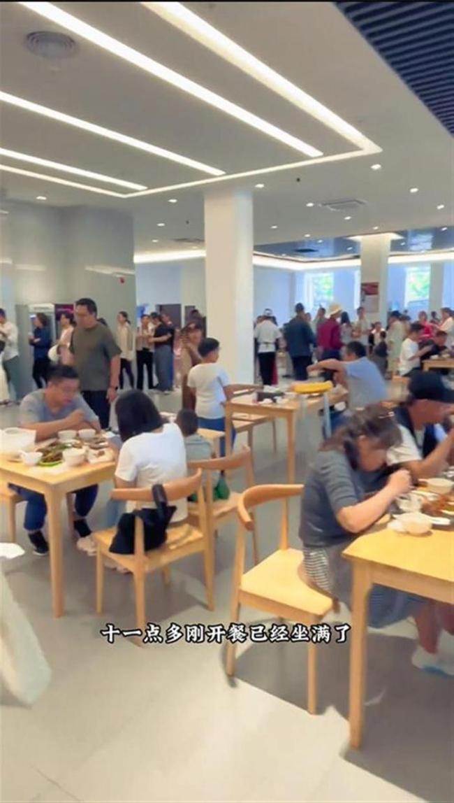 衢州政府食堂被擠爆 游客排隊(duì)體驗(yàn)