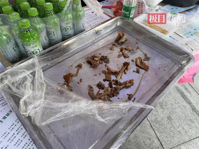 榮昌愛心車隊志愿者收到游客投喂 鹵鵝哥現場送溫暖