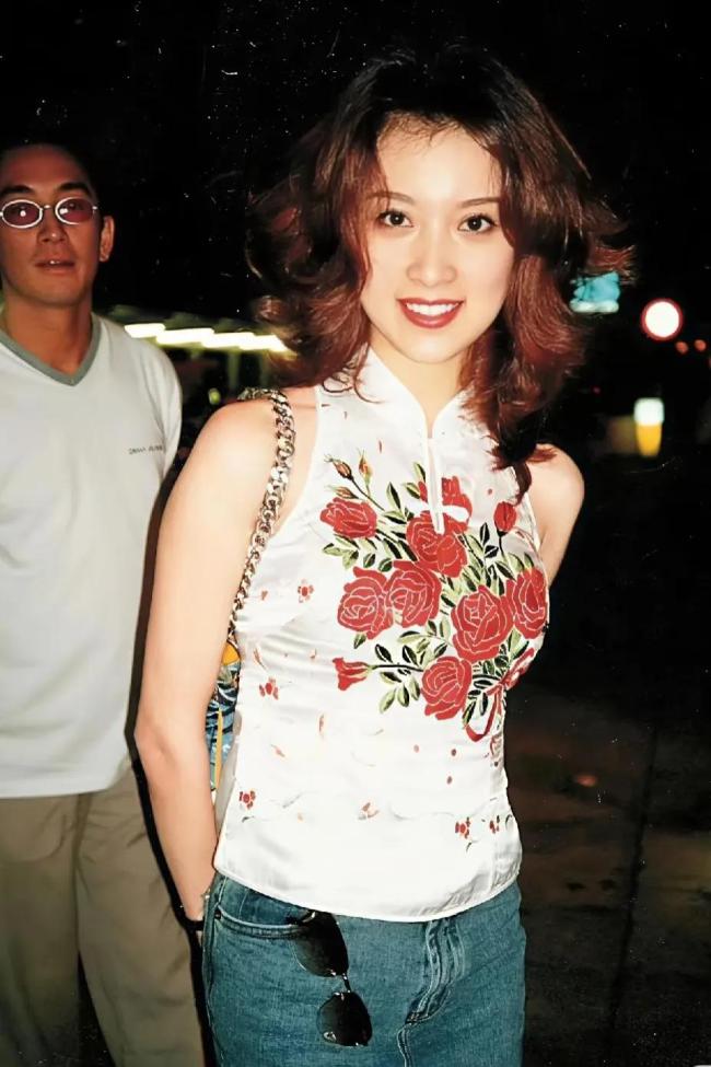金巧巧高马尾造型活力十足 宛如大学生状态佳